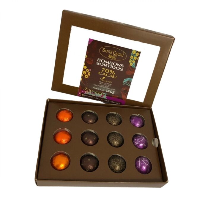 Caixa com 12 bombons 70% cacau misto (140g) Chocolates Vegano Caixa com 12 bombons 70% cacau, sem lactose e sem glúten. Sabores variados para quem aprecia chocolate amargo.