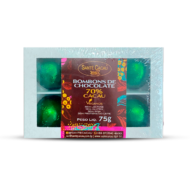 Caixa com 6 bombons pistache 70% cacau (75g) O toque salgado e a textura única do pistache, aliados ao chocolate 70% cacau, resultam em bombons diferenciados. Veganos, Kosher, sem lactose, glúten e proteína do leite, são ideais para quem procura um chocolate amargo sofisticado. Ingredientes: Massa de cacau, manteiga de cacau, açúcar orgânico e pistache. ALÉRGICOS: Contém pistache. Pode conter banana passa, uva passa, damasco, castanha-do-pará, castanha de caju e avelã. Não contém lactose, proteína do leite, glúten e soja.