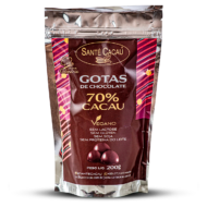 Gotas de chocolate 70% cacau (200g) Descrição Completa: Para quem prefere o perfil amargo, essas gotas 70% cacau são ideais em sobremesas e preparações gourmet. Kosher, veganas, sem lactose, sem proteína do leite, sem glúten e sem soja, agregam robustez ao sabor final. Ingredientes: Massa de cacau, manteiga de cacau e açúcar orgânico. ALÉRGICOS: Pode conter banana passa, uva passa, damasco, castanha-do-pará, castanha de caju, avelã e pistache. Não contém lactose, proteína do leite, glúten e soja.