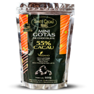 Mini gotas de chocolate 55% cacau (500g) Estas mini gotas de chocolate 55% cacau oferecem praticidade no derretimento e decoração de receitas. Veganas, Kosher, sem lactose, glúten, proteína do leite e soja, possuem sabor equilibrado, com leve dulçor e notas de cacau. Ingredientes: Massa de cacau, manteiga de cacau e açúcar orgânico. ALÉRGICOS: Pode conter: banana passa, uva passa, damasco, castanha-do-pará, castanha de caju, avelã e pistache. Não contém lactose, proteína do leite, glúten e soja.